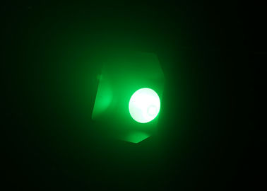 Σκηνικό ελαφρύ RGB χρώμα των οδηγήσεων φραγμών λεσχών νύχτας που αναμιγνύει το φως ισοτιμίας ΣΠΑΔΊΚΩΝ επίδρασης στροβοσκόπιων